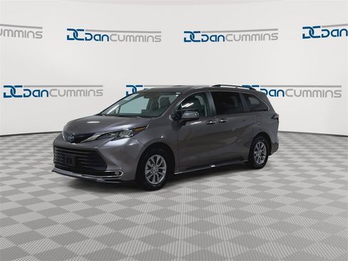 Used 2024 Toyota Sienna XLE image 4