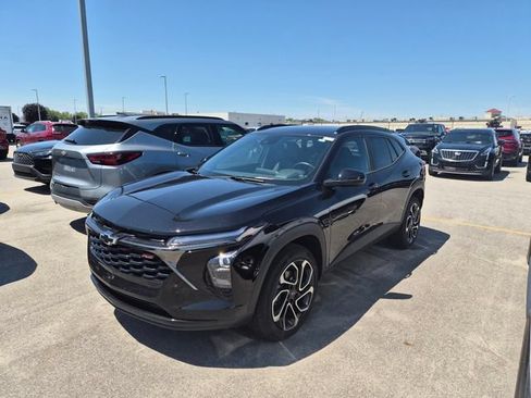 Used 2025 Chevrolet Trax RS w/ Driver Confidence Package FWD image 1