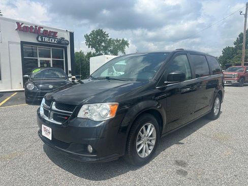 Used 2019 Dodge Grand Caravan SXT FWD image 2