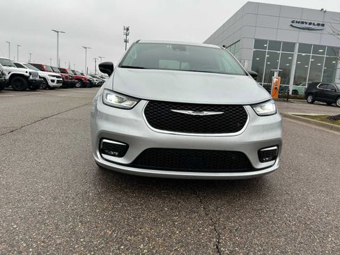 Certified 2024 Chrysler Pacifica Touring-L image 7