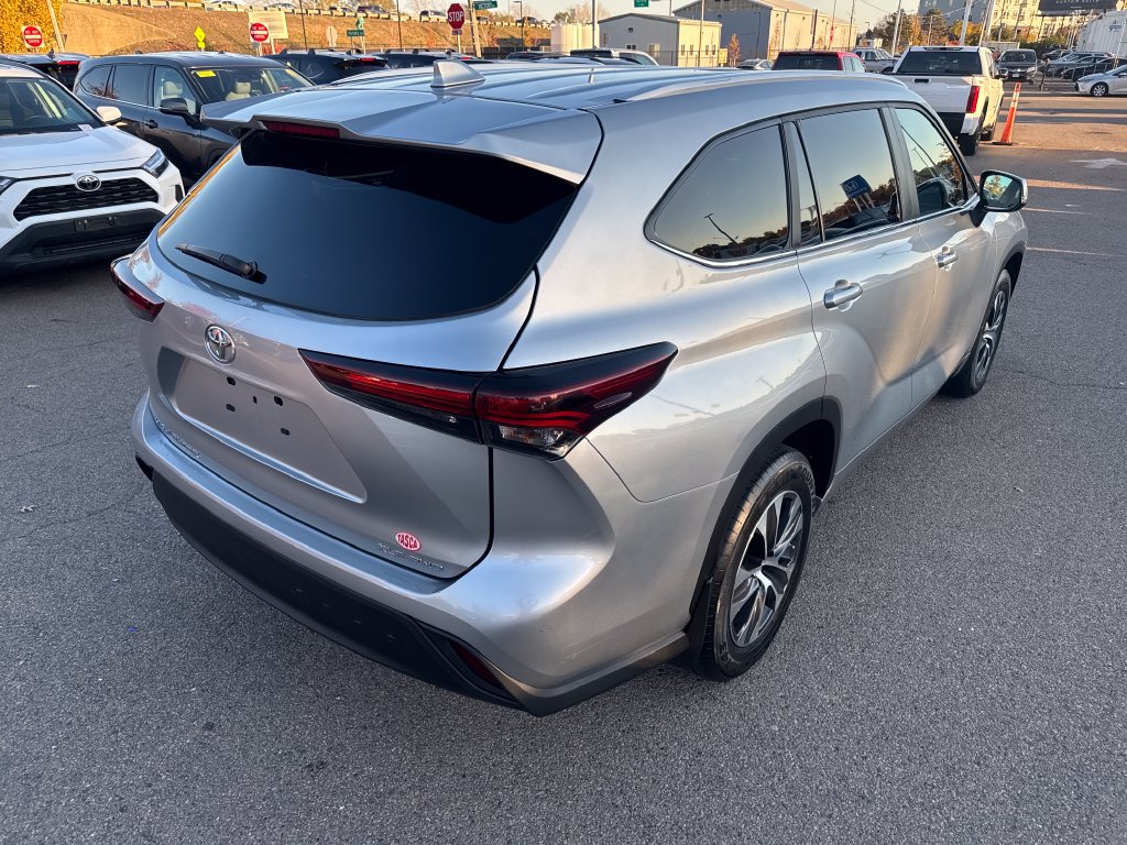 Used 2024 Toyota Highlander XLE AWD/4WD image 7