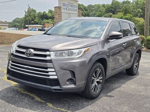 Used 2019 Toyota Highlander LE FWD image 11