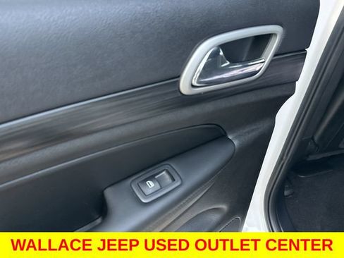 Used 2019 Jeep Grand Cherokee Laredo AWD/4WD image 15
