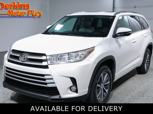 Used 2017 Toyota Highlander XLE FWD image 1