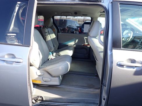 Used 2013 Toyota Sienna XLE image 10