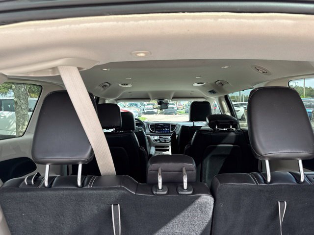 Used 2023 Chrysler Pacifica Touring-L FWD image 19