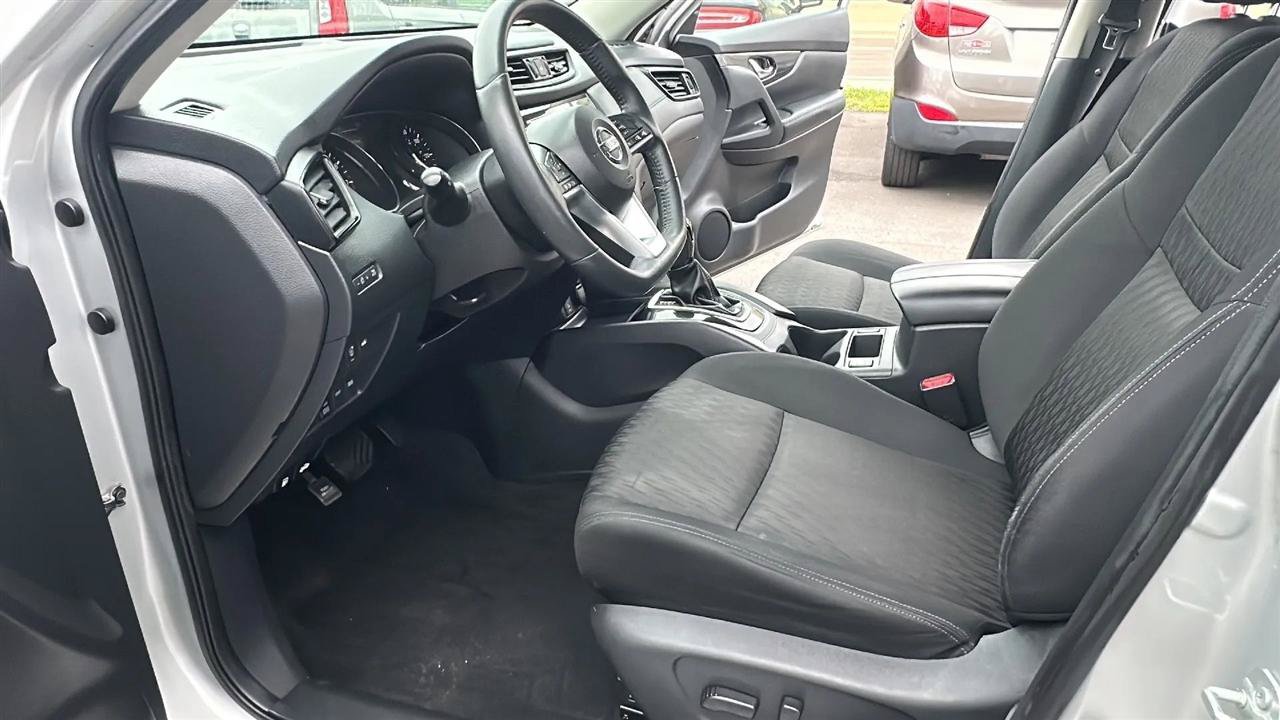Used 2017 Nissan Rogue SV w/ SV Premium Package AWD/4WD image 25