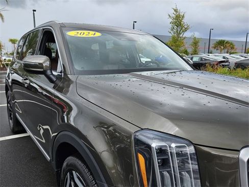 Used 2024 Kia Telluride EX w/ EX Captain's Chair Package image 18