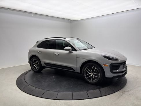 Certified 2023 Porsche Macan AWD/4WD image 9