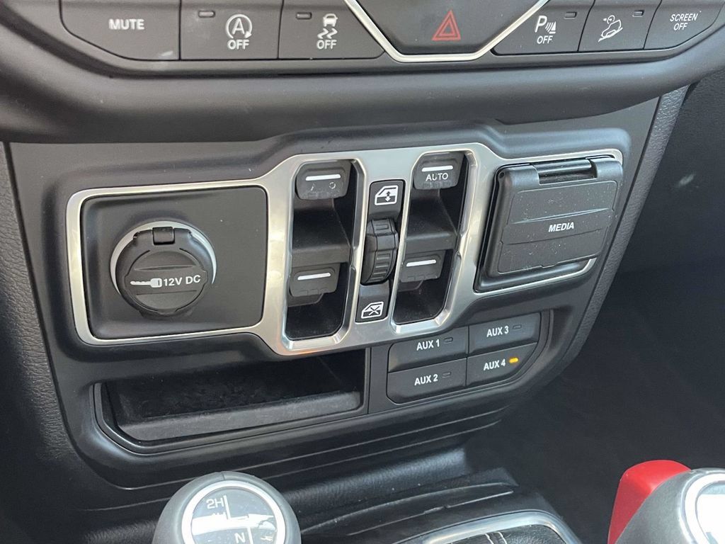 Used 2018 Jeep Wrangler Unlimited Sahara AWD/4WD image 36