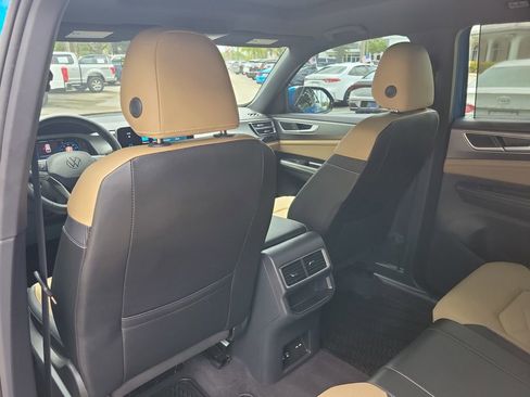 Used 2024 Volkswagen Atlas Cross Sport SE w/ Panoramic Sunroof Package image 13