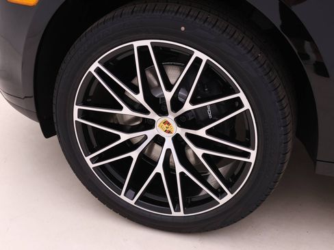 Used 2025 Porsche Macan AWD/4WD image 23
