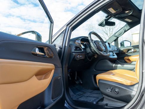 Used 2022 Chrysler Pacifica Pinnacle image 14