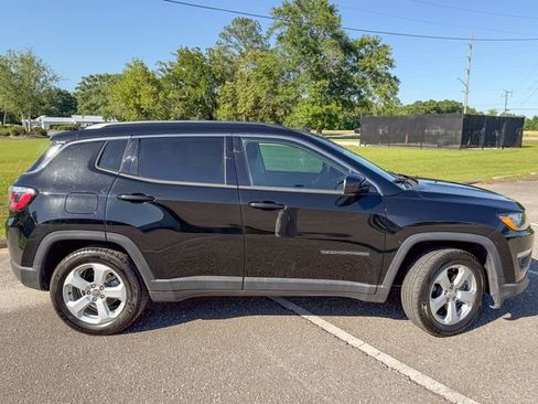 Used 2020 Jeep Compass Latitude FWD image 3