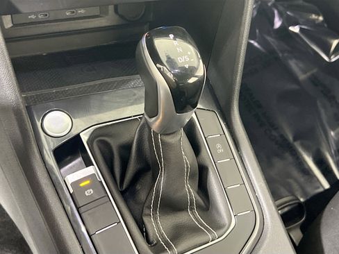 Used 2022 Volkswagen Tiguan SE AWD/4WD image 16