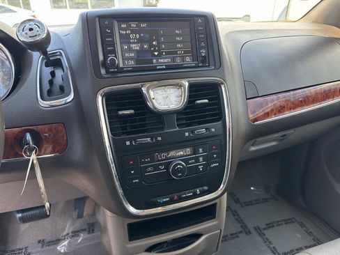 Used 2016 Chrysler Town & Country Touring image 26