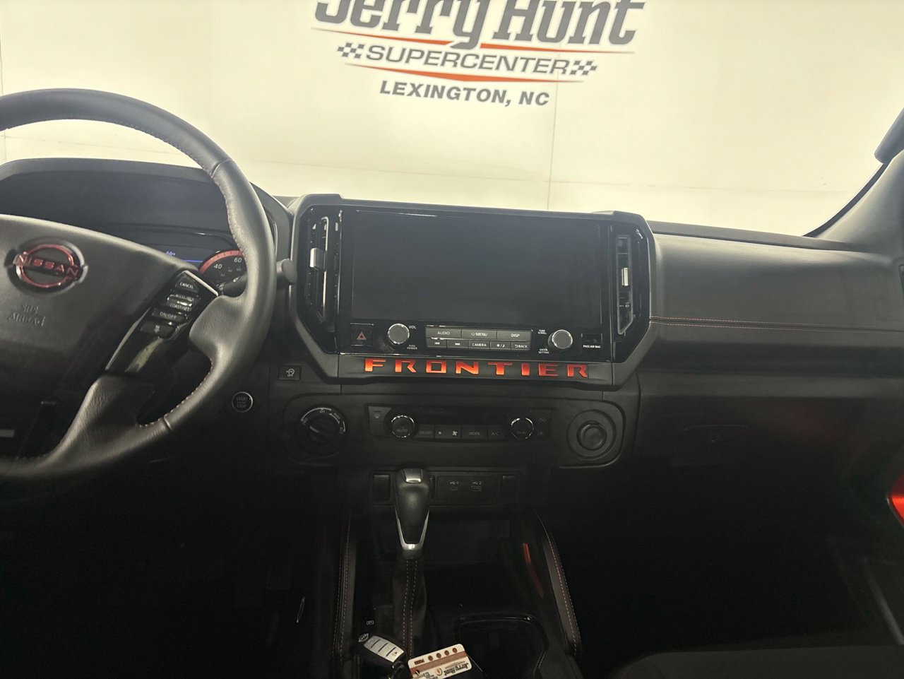 Used 2025 Nissan Frontier PRO-4X AWD/4WD image 23