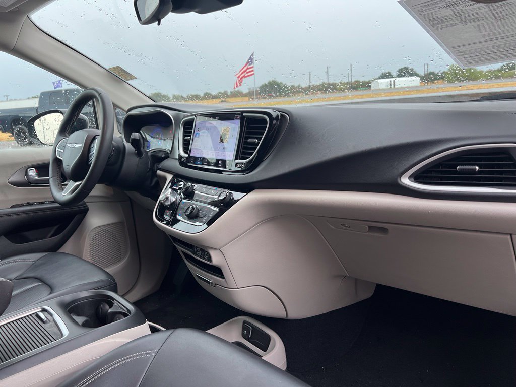 Used 2024 Chrysler Pacifica Touring-L FWD image 25