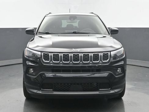 Used 2025 Jeep Compass Latitude AWD/4WD image 9