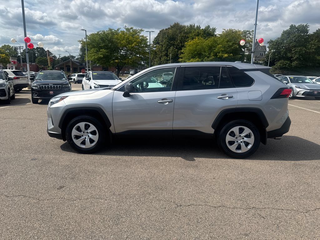 Used 2024 Toyota RAV4 LE AWD/4WD image 4