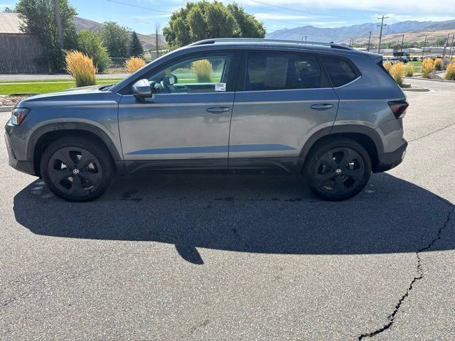 Used 2025 Volkswagen Taos SEL AWD/4WD image 3