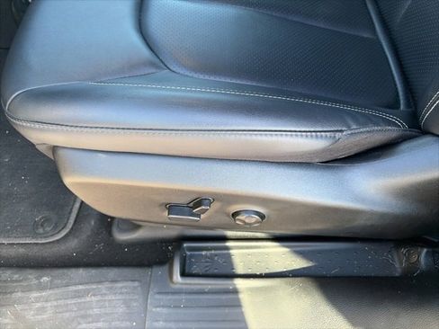 Used 2025 Chrysler Pacifica Select image 17