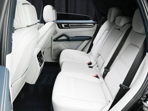 Used 2022 Porsche Cayenne S image 11