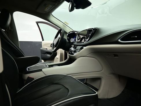 Used 2022 Chrysler Pacifica Limited image 32