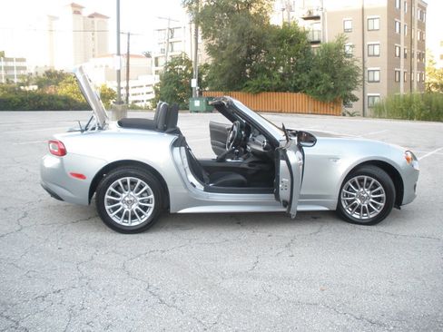 Used 2018 FIAT 124 Spider Classica w/ Technology & Siriusxm Group image 19