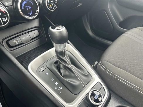 Used 2023 Hyundai Venue SEL image 30