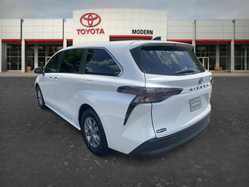 Certified 2023 Toyota Sienna XLE FWD image 6
