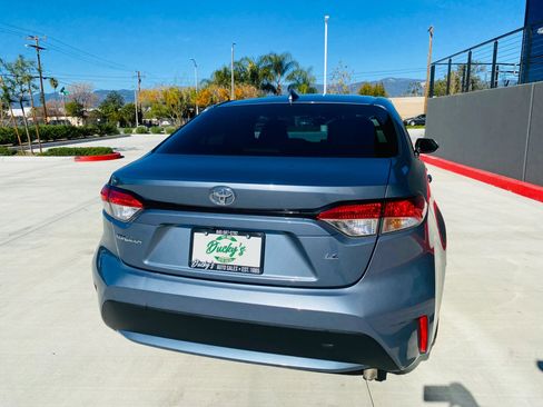 Used 2022 Toyota Corolla LE image 2