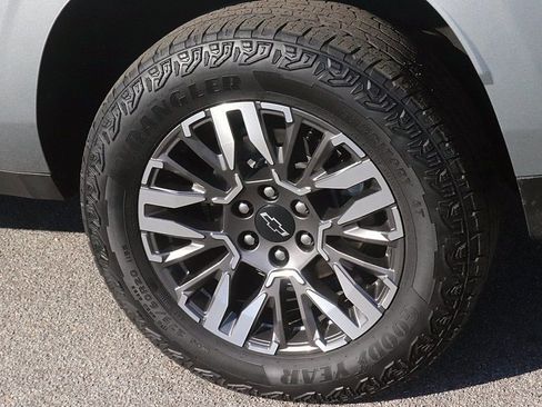 Used 2025 Chevrolet Suburban Z71 image 8