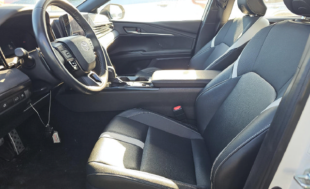 Used 2025 Toyota Camry SE FWD image 4