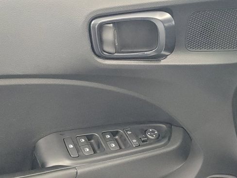 Used 2025 Hyundai Venue Limited FWD image 27