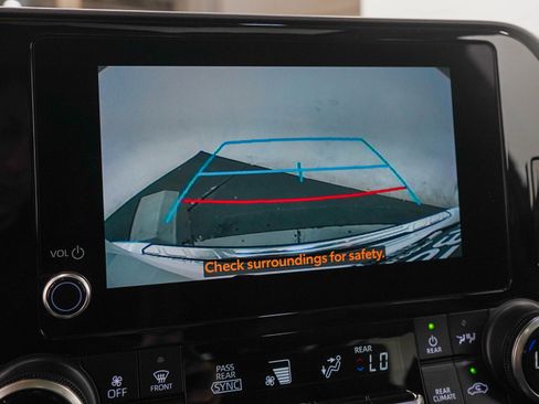 Used 2024 Toyota Highlander XLE AWD/4WD image 31