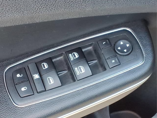 Used 2018 Chrysler 300 Limited AWD/4WD image 16