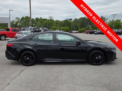 Used 2025 Toyota Camry SE FWD image 6