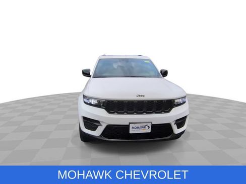 Used 2023 Jeep Grand Cherokee Altitude AWD/4WD image 3