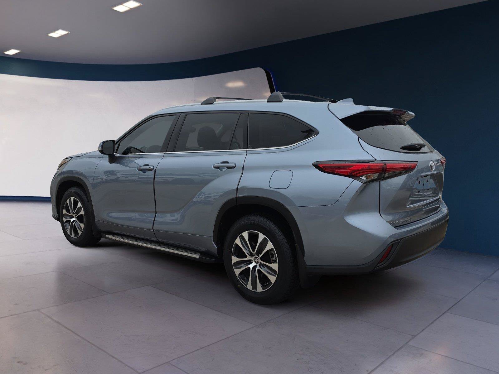 Used 2022 Toyota Highlander XLE AWD/4WD image 3
