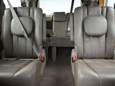 Used 2014 Chrysler Town & Country Touring image 25