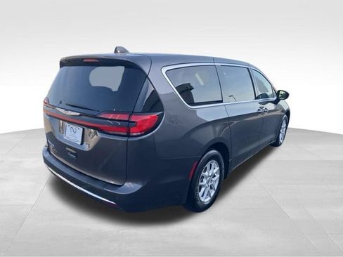 Used 2023 Chrysler Pacifica Touring-L FWD image 27