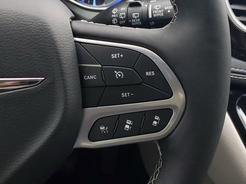 Used 2024 Chrysler Pacifica Touring-L image 27