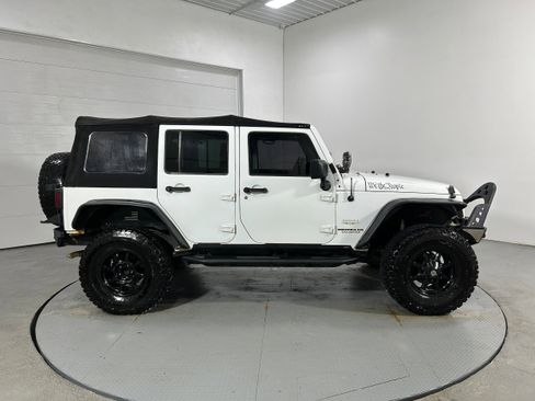 Used 2014 Jeep Wrangler Unlimited Sahara image 28