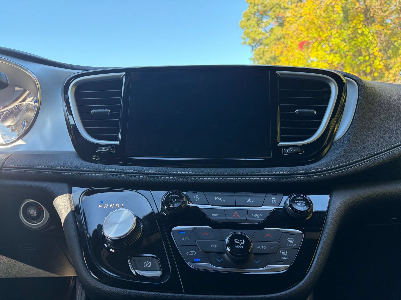 Used 2025 Chrysler Pacifica Limited FWD image 16