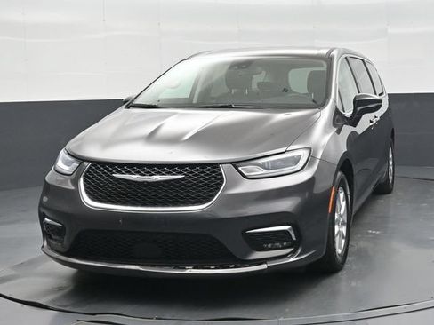 Used 2023 Chrysler Pacifica Touring-L FWD image 11