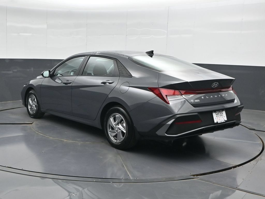 Used 2025 Hyundai Elantra SE FWD image 8