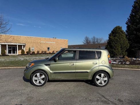 Used 2010 Kia Soul ! image 2