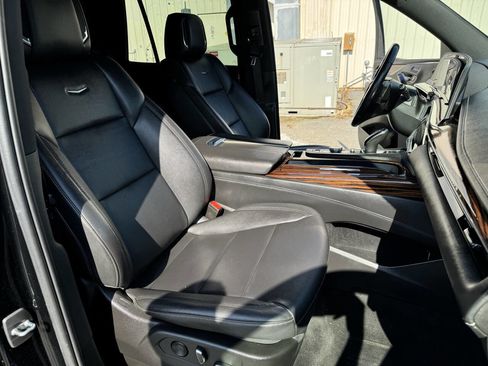 Used 2022 Cadillac Escalade Luxury image 6