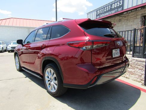 Used 2021 Toyota Highlander Limited FWD image 3